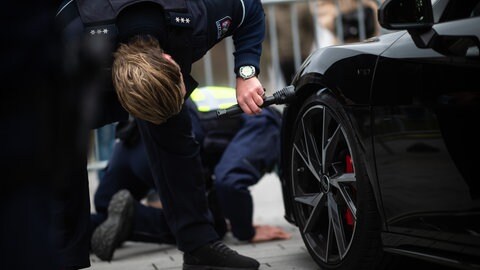 Die Polizei kontrolliert ein getuntes Auto (Symbolbild). Bei einer Großkontrolle in Heilbronn wurden mehrere Verstöße in der Autoposer-Szene festgestellt. 
