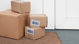 Pakete vor der Haustür: Trotz Abstellgenehmigung Pakete nicht auffindbar. Die Beschwerden über Paketbeförderung sind gestiegen.