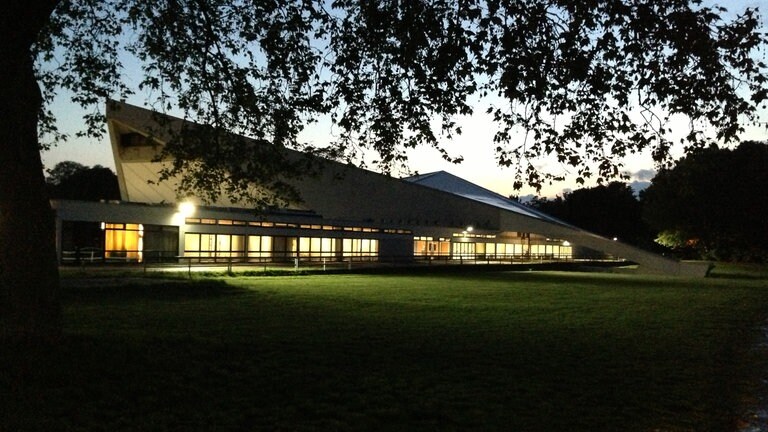 Die Friedrich-Ebert-Halle in Ludwigshafen von außen im Dunkeln.
