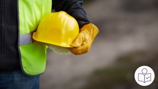 Ein Bau·arbeiter hat eine Gelbe Weste an. Der Bau·arbeiter hält einen gelben Helm. Rechts das SWR Logo für Leichte Sprache. 