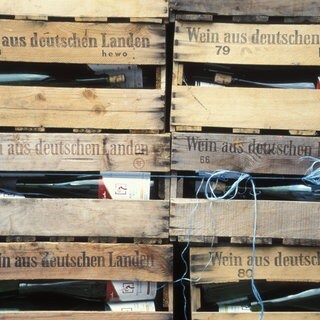 Holzkisten aus der Pfalz gefüllt mit Weinflaschen. Symbolbild. Mit Trumps Amtseinführung könnte sich der Weinhandel mit den USA für Pfälzer Winzer verteuern. Viele Unternehmen in der Pfalz sind anlässlich des Amtsantritts von Donald Trump besorgt.