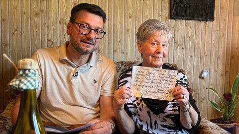 Flaschenpostschreiberin Anni Neumetzler und Oberwesels Stadtbürgermeister Jan Zimmer mit dem Fundstück: der Brief aus der Flaschenpost.