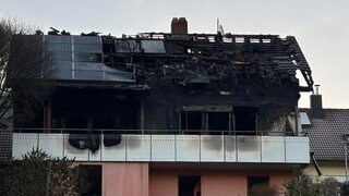 In der Nacht auf Sonntag hat in Dörzbach ein Einfamilienhaus gebrannt, zwei Menschen wurden bei dem Brand verletzt.