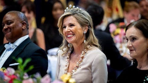 König Willem-Alexander und die lächelnde Königin Maxima von den Niederlanden nehmen am 12. Mai 2025 in Amsterdam am jährlichen Abendessen des Diplomatischen Corps im Königlichen Palast teil.