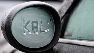 Ein zugefrorener Außenspiegel eines Autos (Symbolbild). Die Kälte macht Mensch und Auto in Heilbronn-Franken zunehmend zu schaffen.