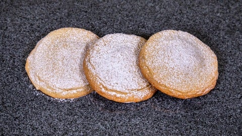 Frische Cookies: Die Zitronenkekse werden ganz einfach nach dem Backen mit Puderzucker besteubt. 