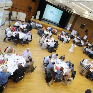 Beim Filderdialog beraten Bürger und Experten 2012 über mögliche alternative Stuttgart-21-Trassenvarianten: Seit Stuttgart 21 setzt die Politik öfter auf Bürgerbeteiligung. Wie passt das zum Ziel, Verfahren zu beschleunigen und zu entbürokratisieren?
