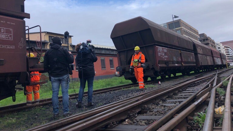 Rangieren vor dem Heizkraftwerk: es werden immer nur vier Wagen zum Entladen reingeschoben. 