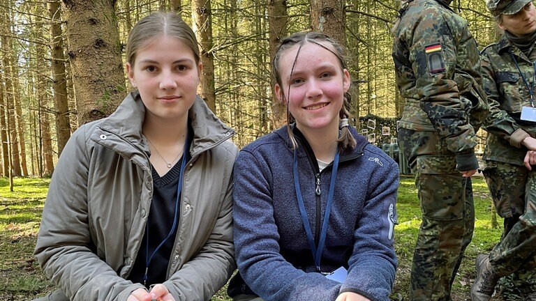 Nora (links) und Louisa können sich sehr gut vorstellen später bei der Bundeswehr zu dienen. Sie sagen, auch den Kampf würden sie nicht scheuen.