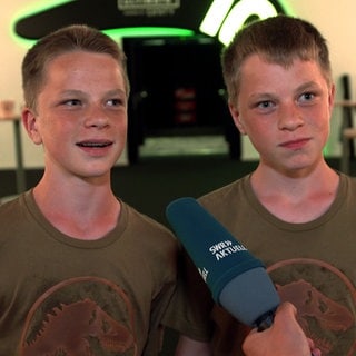 Zwei Teenager bei der Premiere von Jurassic World in Mannheim. Sie geben ein Interview.