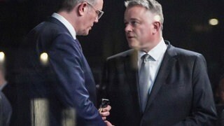 Der scheidende Ministerpräsident Alexander Schweitzer (l, SPD) gibt Gordon Schnieder (CDU), Landesparteichef die Hand - Sondierungsgespräche starten