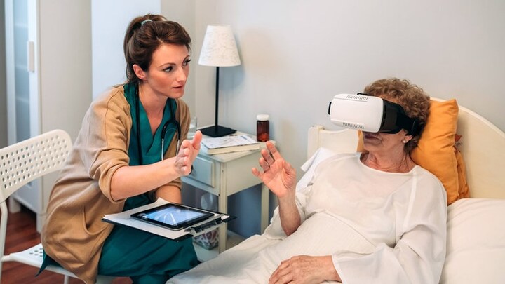 Virtual Reality hat im Vergleich zu gängigen Beruhigungsmitteln keine Nebenwirkungen. Vor und nach schwereren Operationen können Spaziergänge in virtueller Realität dabei helfen, Patienten die Angst zu nehmen.