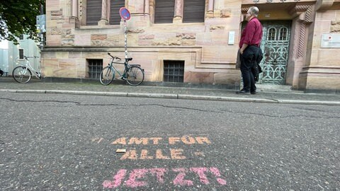 "Amt für alle": Dieser Slogan wurde auf die Straße vor dem Erzbischöflichen Ordinariat gesprayt.