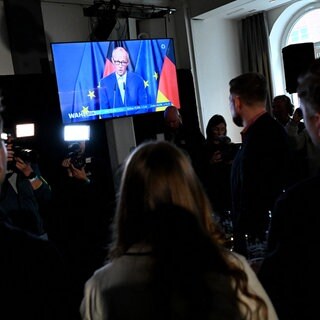 CDU-Anhänger verfolgen das Statement von Bundeskanzler Merz (CDU) über Monitore bei der Wahlparty zur Landtagswahl in Mecklenburg-Vorpommern im Tanzstudio Schlebusch. Die Landtagswahl in Mecklenburg-Vorpommern fand am Sonntag statt.