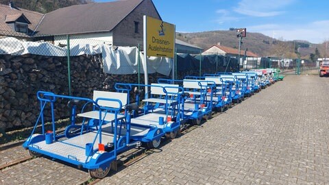 Fahrrad-Draisinen stehen in Lauterecken bereit - für die Fahrt durchs Glantal.