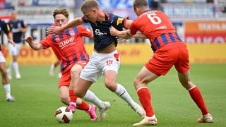 Zweikampfszene aus dem Spiel Heidenheim gegen Kiel