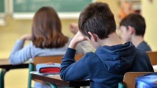 Leistungsdruck, Mobbing, soziale Ängste und Lese- oder Rechtschreibschwäche sind die häufigsten Ursachen, die zur Schulangst führen können