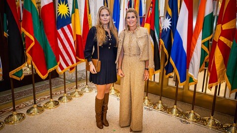 Königin Máxima der Niederlande und Prinzessin Amalia der Niederlande nehmen am 23. September 2025 in New York City an einem Treffen von Bloomberg im Plaza Hotel und an der Konferenz „The Next Three Billion“ am Times Square teil. Sie stehen vor den Flaggen der UN-Mitgliedsstaaten.