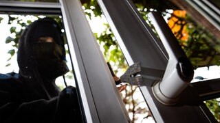 Einbrecher steigt in Wohnung ein.