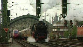 Lokomotive fährt aus dem Mainzer Hauptbahnhof