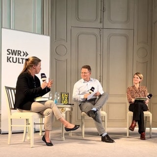 Sandra Kegel, Carsten Otte, Anne-Dore Krohn und Denis Scheck bei der SWR Bestenliste im Schloss Schwetzingen.
