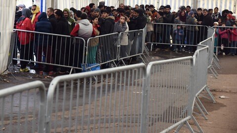 ARCHIV - Flüchtlinge stehen am 14.10.2015 in der Landeserstaufnahmestelle Ellwangen