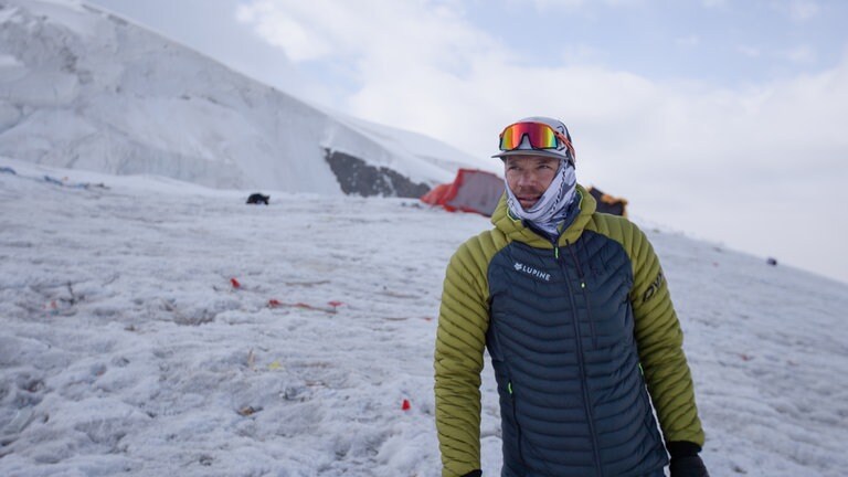 Benedikt Böhm in Hochgebirgsausrüstung im Porträt am Mustagh Ata in China. 