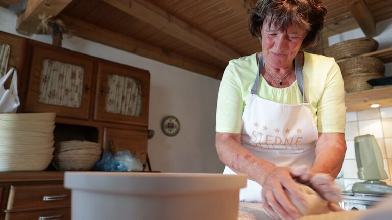 Hierzuland Frau beim Brotbacken