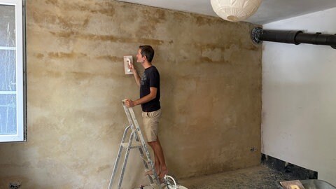 Bewohner Tobias renoviert ein Zimmer in der Königsmühle in Gau-Odernheim