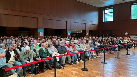 Die Stadthalle war bei der Gemeinderatssitzung in Gernsbach voll besetzt.