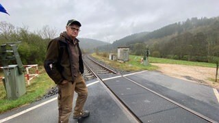 Heinz Thewes weiß nicht, wie lang er noch einfach so über den Bahnübergang zu seinem Feld in Birresborn gehen kann.