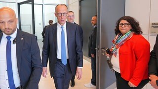 Der designierte Bundeskanzler Friedrich Merz (CDU, M) verlässt im Bundestag bei der Kanzlerwahl das Unions-Fraktionsbüro. Merz ist bei der Kanzlerwahl im Bundestag im ersten Wahlgang durchgefallen.