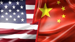 Flaggen von United States und China, getrennt durch eine rote gezackte Linie, die politische Spannung zeigt