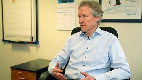 Diplom-Psychologe Carsten Stumpenhorst wünscht sich eine bessere personelle Ausstattung und ein Anschlusssystem für psychisch Kranke nach der Erstversorgung. 