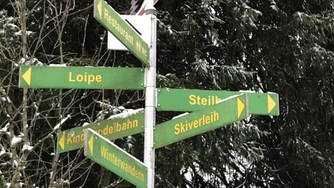 Der Wegweiser am Schwarzen Mann soll bald auch auf eine Mountainbikestrecke und einen Aussichtsturm hinweisen, die auch in schneefreien Zeiten genutzt werden können.