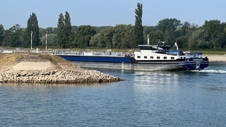 Ein Schiff auf dem Rhein bei Karlsruhe, dessen Wasserstand aktuell extrem niedrig ist.