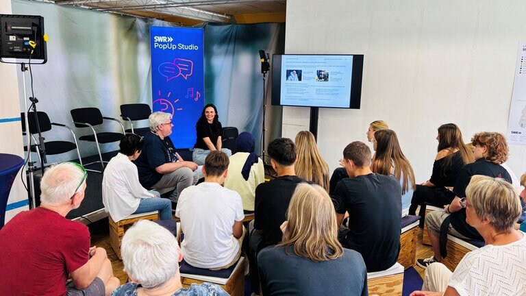 Leonie Maderstein von der SWR Heimat-Redaktion ist auch Host von "SWR Aktuell 360 Grad". Schülerinnen und Schülern aus Mengen erklärte sie am Donnerstag ihr Arbeit, Dirk Polzin vom SWR Team aus Friedrichshafen informierte über Methoden, fake news zu erkennen.