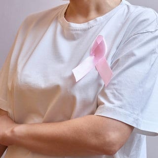 Brustkrebs Awareness Monat: Im Oktober rückt das Thema Brustkrebs in den Fokus. Viele Aktionen machen auf die Krankheit aufmerksam. Wir begleiten nach ihrer Brustkrebs Therapie regelmäßig Sabine Schwiemann.