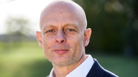 Psychologe Sascha Fischer beschäftigt sich in der Vincera Klinik Spreewald vor allem mit psychischen Erkrankungen, die durch traumatische Erlebnisse ausgelöst wurden.