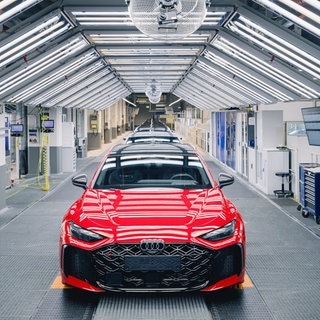 Audi RS 5 Avant in der Produktionslinie der Audi Werks in Neckarsulm. Viele Mitarbeitende machen sich hier Sorgen wegen der Sparpläne von VW-Chef Blume.