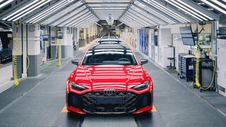 Audi RS 5 Avant in der Produktionslinie der Audi Werks in Neckarsulm. Viele Mitarbeitende machen sich hier Sorgen wegen der Sparpläne von VW-Chef Blume.