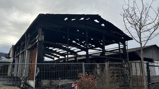 Nach dem Brand einer Lagerhalle in Bad Boll könnten Rückstände Asbest enthalten