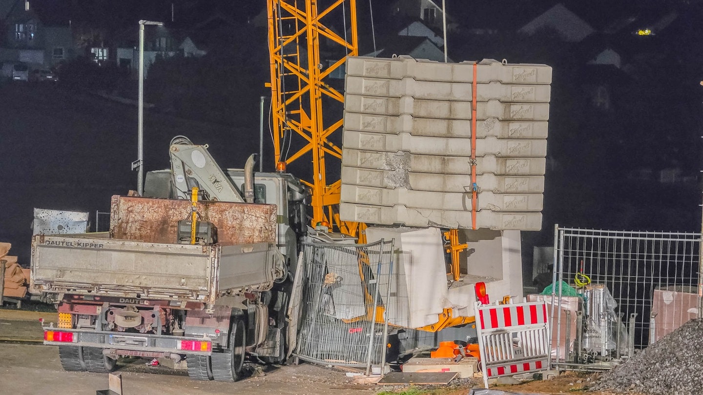 Runaway truck hits crane in Flein, forcing its dismantling