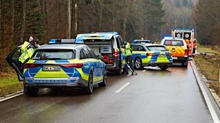 Die Polizei hat nach einem tödlichen Unfall mit Fahrerflucht das beschädigte Unfallauto gefunden. Zwischen Königsbronn und Steinheim (Kreis Heidenheim) war es am Mittwoch zu dem Zusammenstoß gekommen, ein Radfahrer wurde tödlich verletzt. 