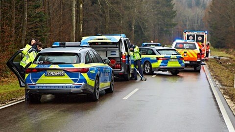 Die Polizei hat nach einem tödlichen Unfall mit Fahrerflucht das beschädigte Unfallauto gefunden. Zwischen Königsbronn und Steinheim (Kreis Heidenheim) war es am Mittwoch zu dem Zusammenstoß gekommen, ein Radfahrer wurde tödlich verletzt. 