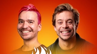 Tobias Krell und Bob Blume auf dem Podcast-Cover von "Die Schule brennt – Mit Bob Blume"