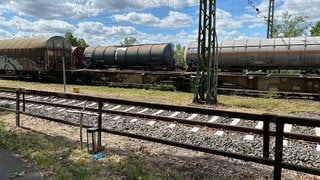 Bahngleise mit Güterzügen bei Kasbach-Ohlenberg, wo an Christi Himmelfahrt ein 19-Jähriger einen tödlichen Stromschlag erlitt