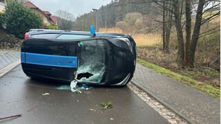 Beschädigtes Autos in Bundenthaler Wohngebiet