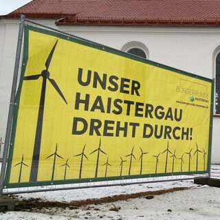 Die Hauptstraße in Osterhofen bei Bad Waldsee ist mit gelben Plakaten der Bürgerrunde Haistergau gesäumt. Sie fordern insgesamt weniger Windkraftanlagen.