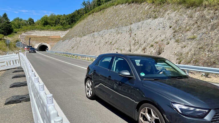 Direkt nach der Freigabe waren auch schon einige Autos auf der neuen Straße am Donnersberg unterwegs. 